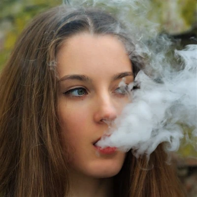 Wales sledi korakom Anglije in Škotske pri popolni prepovedi e-cigaret za enk...