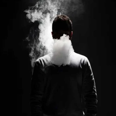 Zakaj mi moja e-cigareta obarva zobe črne?