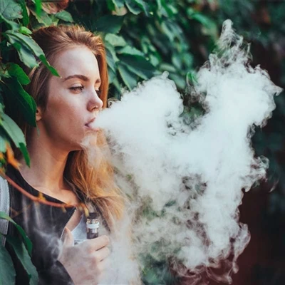 Ali kajenje e-cigaret povzroča staranje kože?
