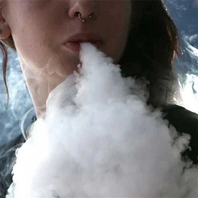 Ali lahko očistim notranjost moje e-cigarete?